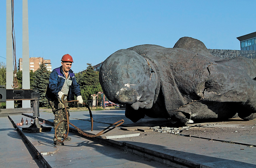 У Маріуполі вже поменшало комуністичної спадщини: демонтовано найбільший, 8-метровий, пам’ятник Леніну, залишилося прибрати ще чотири. Фото УНIAН
