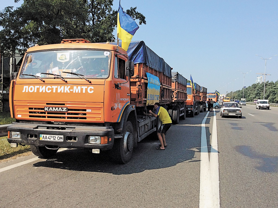 Вантажівки з Києва повезли 240 тонн найнеобхіднішого. Фото з сайту fbcdn-sphotos-a-a.akamaihd.net