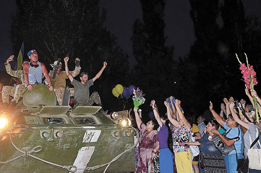 Миколаївці до ночі чекали прибуття зі сходу бійців 79-ї аеромобільної бригади, вітали їх та раділи, що ті залишилися живими. Фото з сайту nikvesti.com 