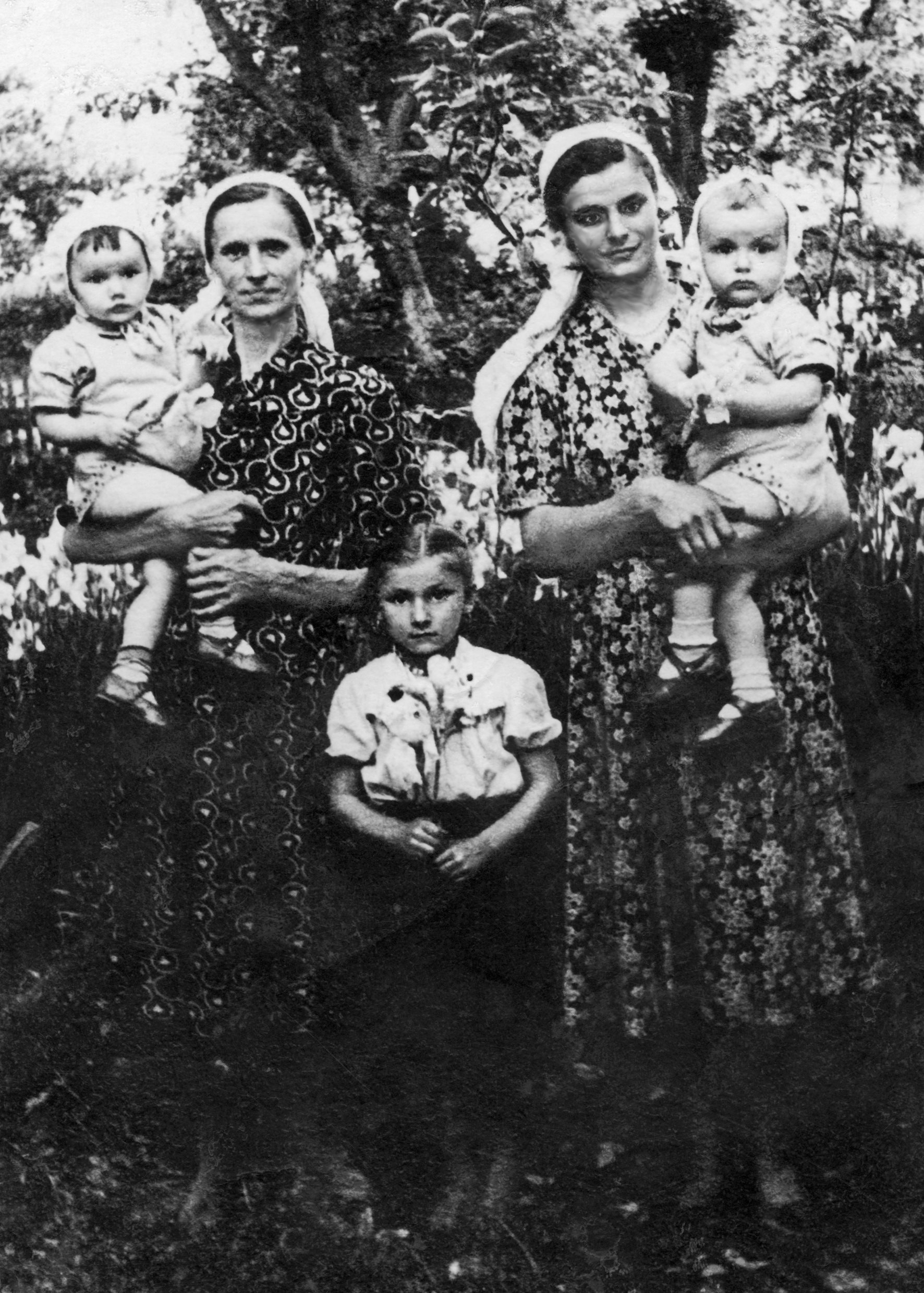 Софія Василівна (зліва) з донькою Любов’ю Юстинівною  і онуками-двійнятами (с. Ржавинці 1962 рік). Фото надане автором.
