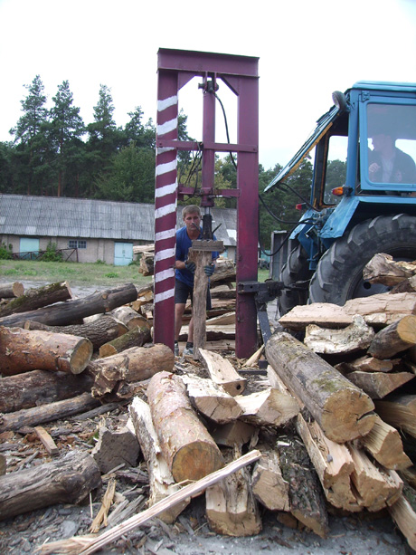 Нині великий попит на дрова, тож є й пропозиція. Фото надане автором