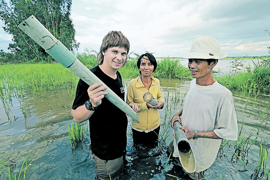 Ще одну дивину для чужинців — як ловити вугрів на рисовому полі, — довірили Дмитру Комарову у В’єтнамі. Фото з сайту vz.ua