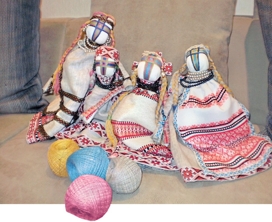 Творіння своїх рук — ляльки- мотанки — Ірма продає, щоб допомагати українським воїнам. Фото з архiву Ірми Вітовської. 