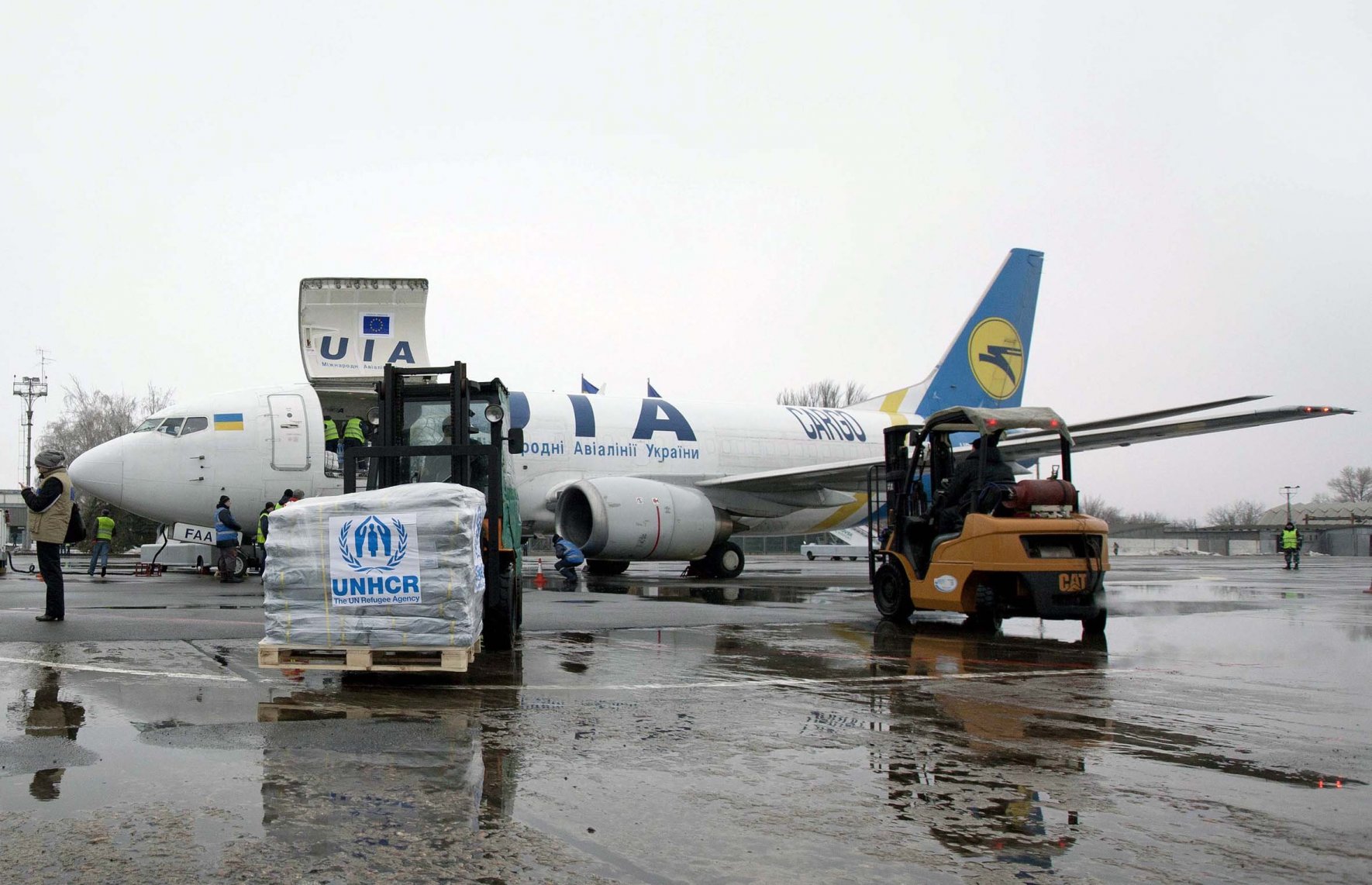 У Дніпропетровську розвантажили три літаки із гуманітарною допомогою від дев’яти країн Євросоюзу. Фото УНIAН