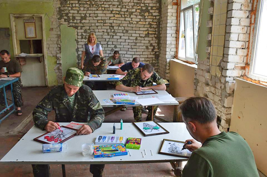 Уже за півгодини багато бійців відчули себе майстрами вітражних справ. Фото надане Сєверодонецьким кризовим медіа-центром