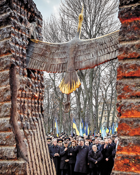 Того дня за невинно убієнними сумувала вся країна. Фото Миколи ЛAЗAРЕНКA