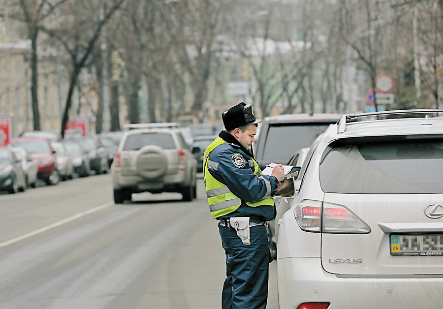 Першими оцінити, чи насправді міліція переформатувалась у поліцію, зможуть водії. Фото Oлександра ЛЕПЕТУХИ