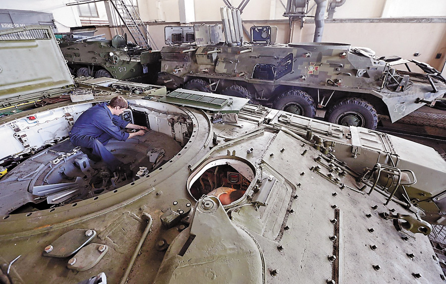 Продукція Київського бронетанкового заводу знана та шанована серед військових. Фото УНІАН