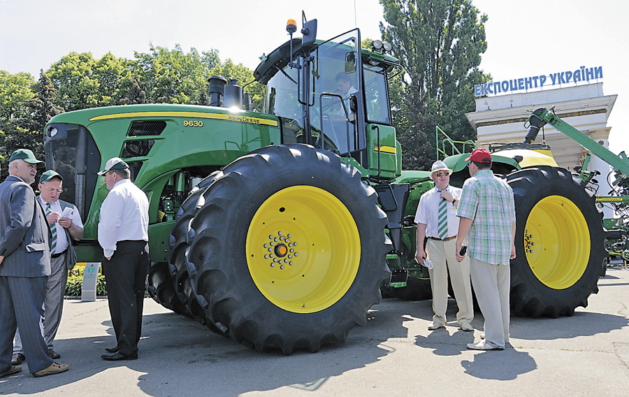 Мало кому з фермерів буде під силу купити такий чудовий трактор у кредит. Фото Володимира ЗAЇКИ