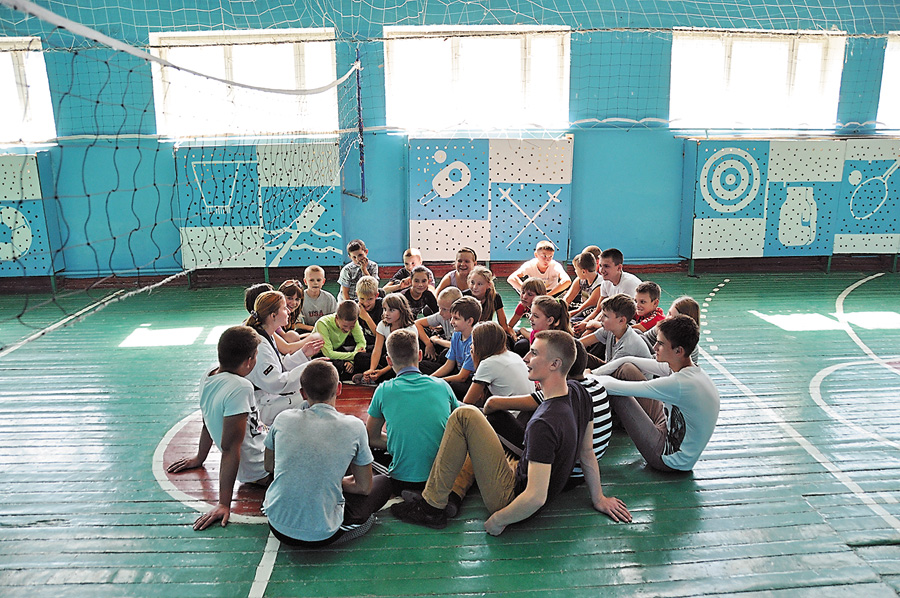 Нестандартні уроки допомагають налагодити тісний контакт із молоддю Донбасу. Фото надане Громадською організацією «Новий Донбас»