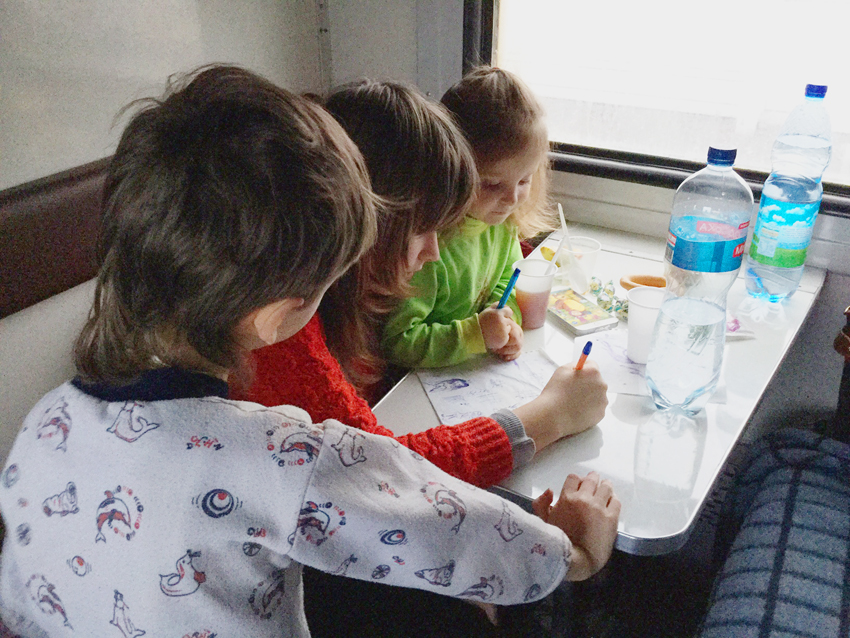 Діти малюють рідну домівку. Фото автора
