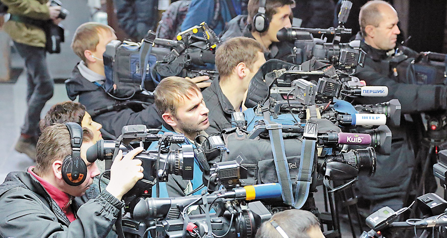 Згідно з Конституцією, журналісти мають право на зйомки в усіх громадських місцях. Фото Світлани СКРЯБІНОЇ