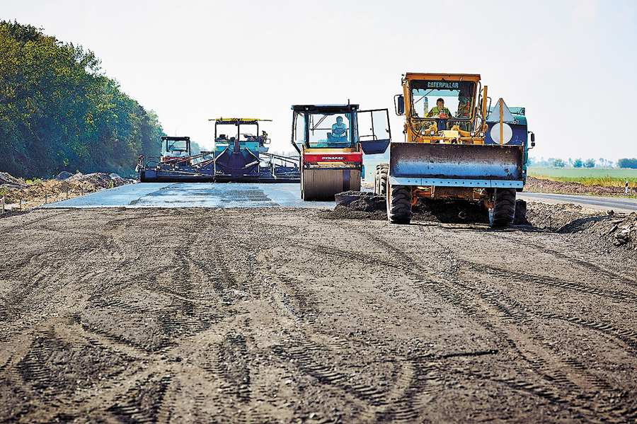 Будувати наші дороги мусять не лише іноземні компанії — потрібно збільшувати частку наших, але жорстко контролювати якість. Фото з сайту ukravtodor.gov.ua