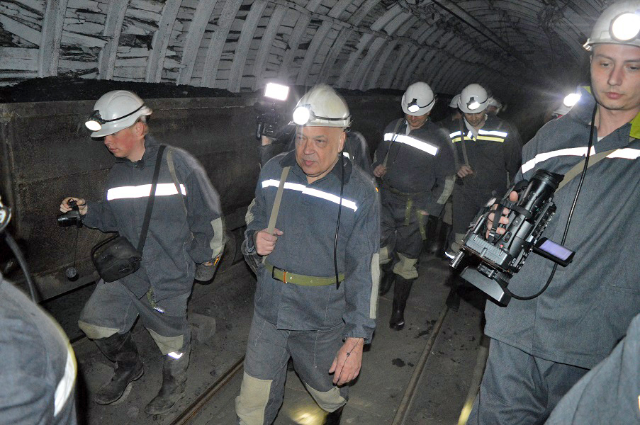 Геннадій Москаль у шахті на глибині 518 метрів оглядає умови праці шахтарів. Фото з офіційної сторінки Геннадія Москаля у Фейсбуці