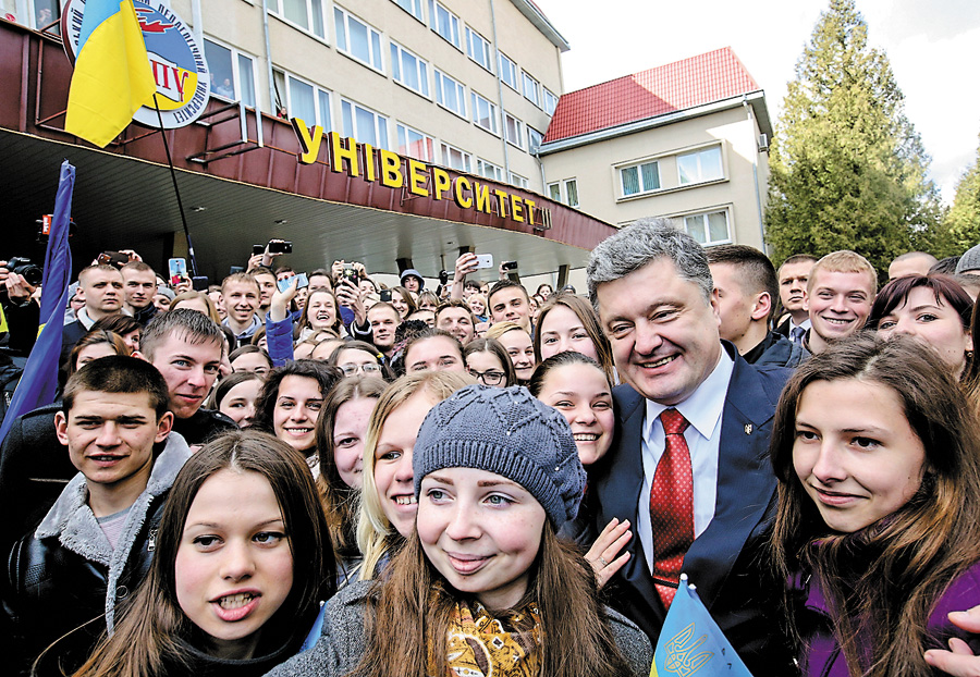 Знання цих тернопільських студентів стануть підвалинами нової України. Фото Михайла ПАЛІНЧАКА