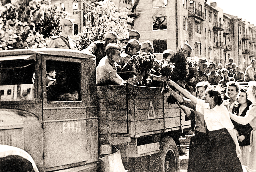Жителі фактично зруйнованого Харкова квітами зустріли визволителів у 1943 році. Фото Укрiнформу