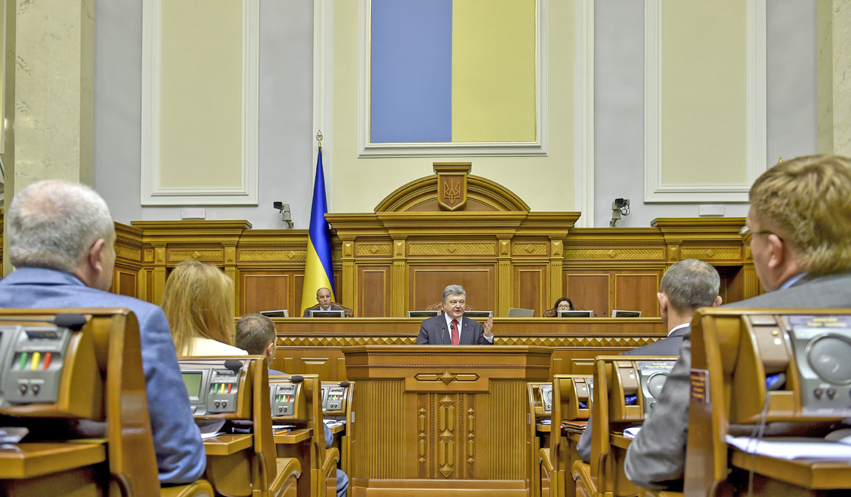 З парламентської трибуни Президент Петро Порошенко наполягав, щоб всі гілки влади сконцентрувалися на виконанні програми реформ. Фото Миколи ЛАЗАРЕНКА