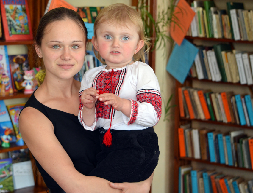 Валентина Королько зі старшою донькою Соломією, такою схожою на батька. Як і він, дівчинка любить читати. Фото автора