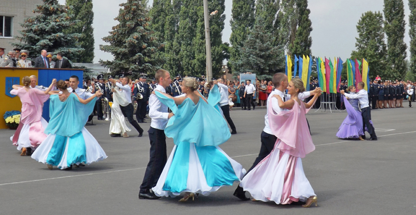 Офіцерський прощальний вальс танцювали прямо на плацу.  Фото автора