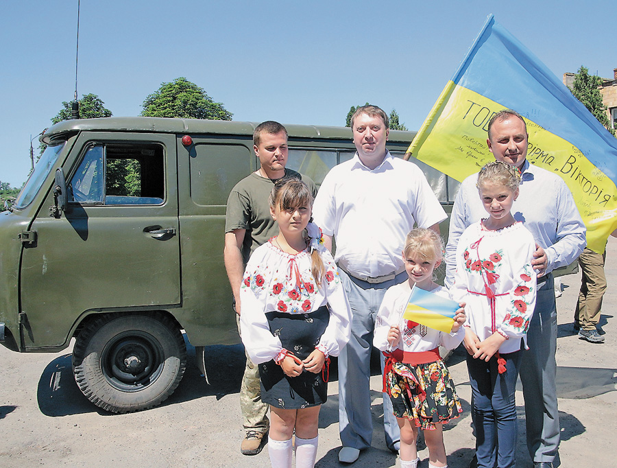 Біля подарованого авто (справа наліво) генеральний директор «Вікторії» Сергій Бондаренко, заступник голови Сумської ОДА Іван Боршош, представник 131-го окремого розвідувального батальйону ЗСУ Микола Сурженко. Фото Володимира КОВАЛЕНКА 