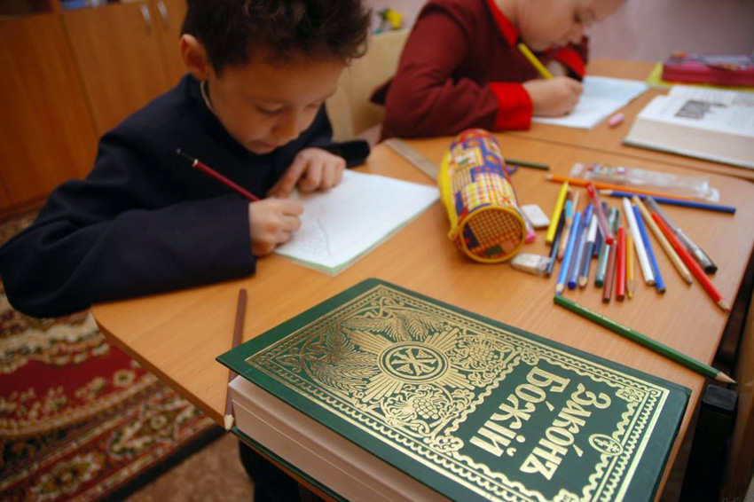 У релігійних школах до кожної дитини застосовують індивідуальний підхід. Фото з сайту svoboda.org