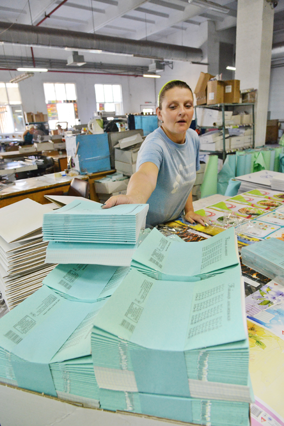 Майже половину учнівських зошитів для школярів України надрукувала цього року фабрика «Тетрада». Фото Володимира ЗАЇКИ