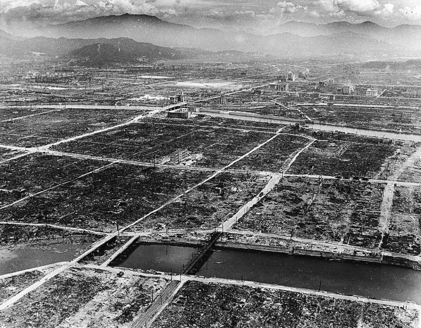 Те, що видається на фото рівними квадратами полів, до вибуху атомної бомби було житловими кварталами великого і густонаселеного міста Хіросіма.