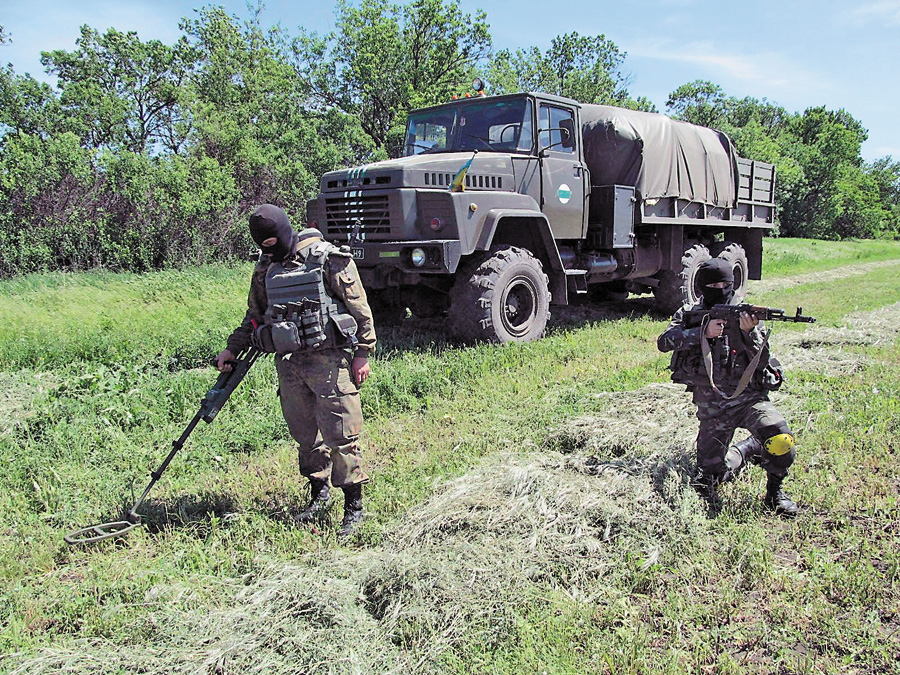 Розмінуванню вздовж лінії зіткнення сприятимуть і словенські фахівці. Фото з сайту radiosvoboda.ua