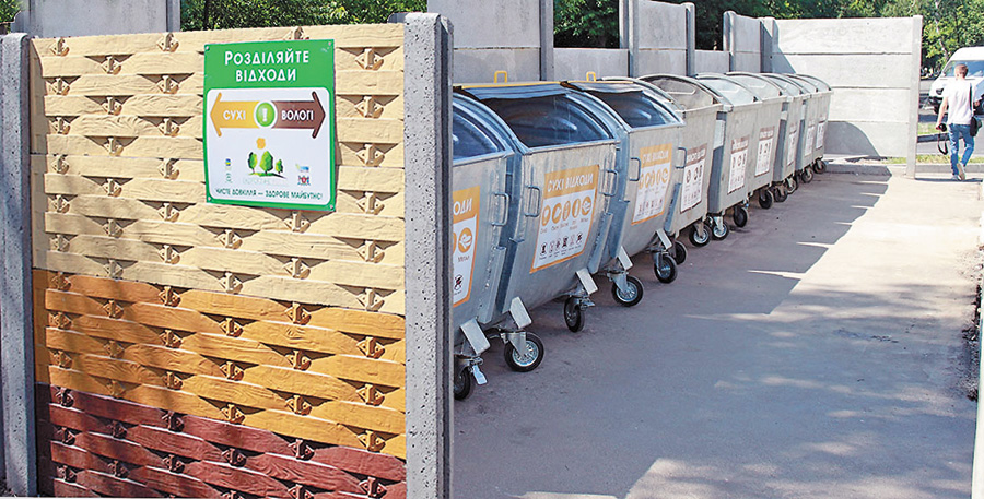 У правобережній частині міста на спецмайданчиках встановили контейнери для роздільного збирання сміття. Фото з сайту urban.vn.ua 