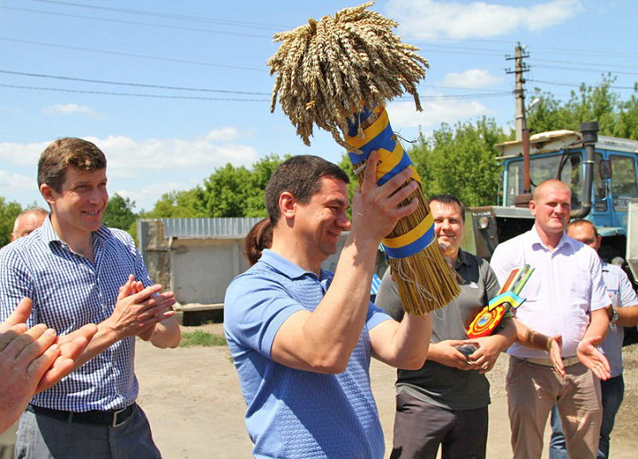 Голова Запорізької ОДА Григорій Самардак тримає символ чергового мільйона тонн врожаю. Фото надано автором