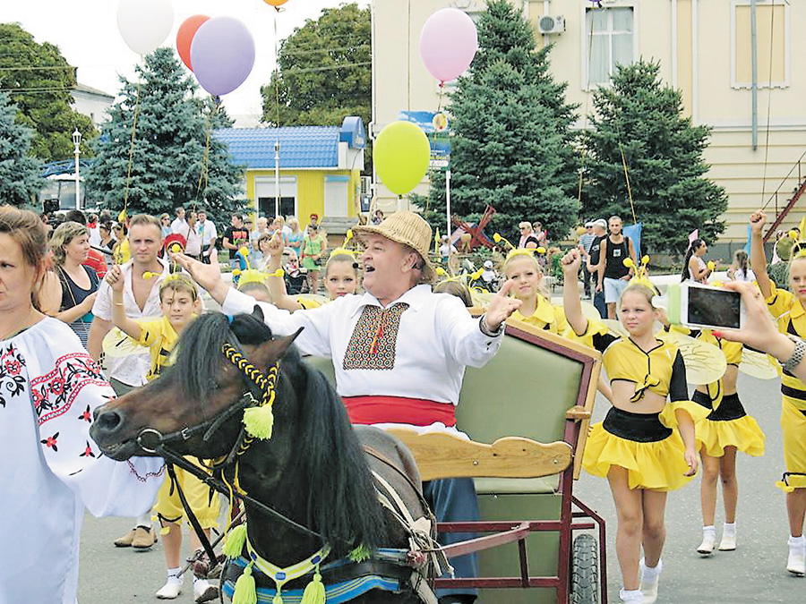 Слобожанський звичай — шанувати гостей якнайкраще. Фото з офіційної сторінки Луганської ОВЦА у Фейсбуці