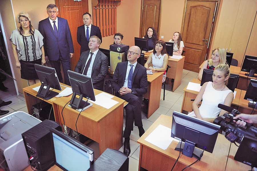 Прем’єр і міністр юстиції оцінюють роботу в Хмельницькій філії ДП «Національні інформаційні системи».