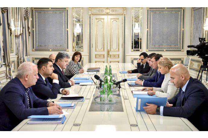 Порошенко на зустрічі з представниками фракцій коаліції. Фото з сайту Президента України