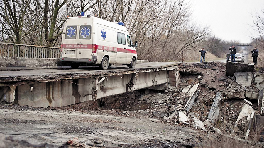 «Швидка» в окупованій частині Луганської області не дуже швидка, бо доводиться їздити розбитими мостами і дорогами. Фото з сайту radiosvoboda.org
