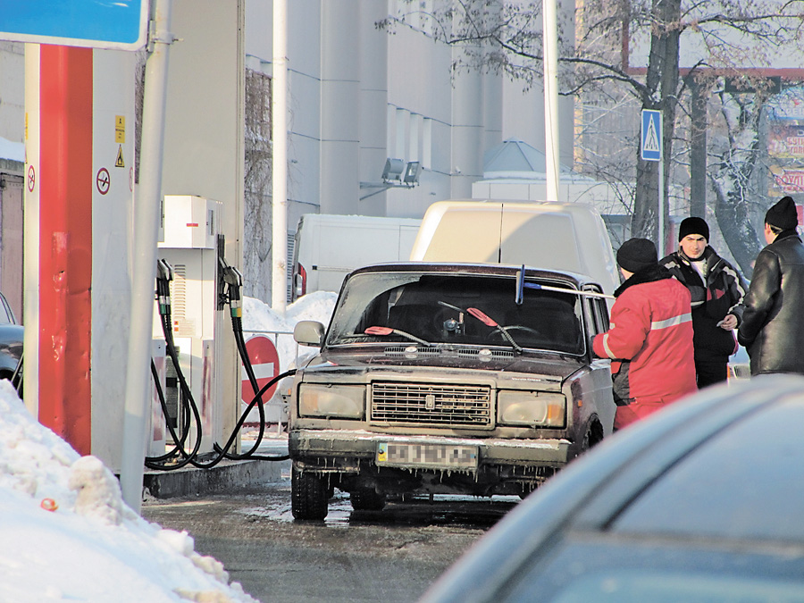 Хоч нафта й далі дешевшає, на гаманцях українських автомобілістів це не позначається. Фото Володимира ЗAЇКИ