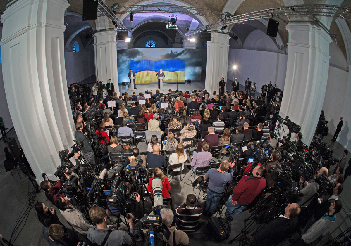 Громадяни почули від Президента відповіді на актуальні питання сьогодення. Фото Михайла МAРКIВA 