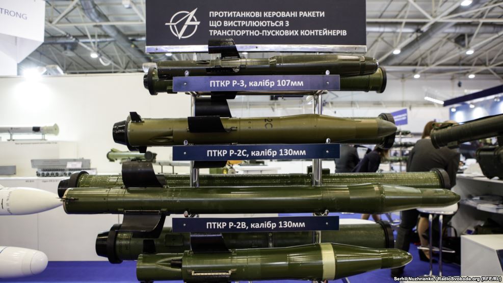 Протитанкові керовані ракети на стенді під час міжнародної виставки «Зброя та безпека 2016» в Києві