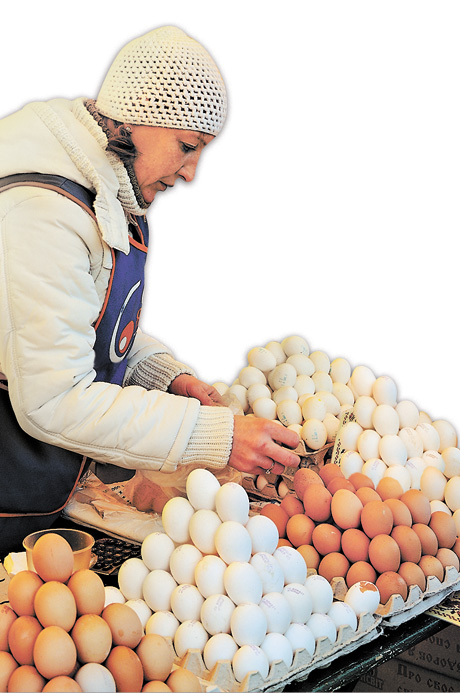 Ціни на яйця можуть дещо знизитися, проте вже ближче до весни. Фото Володимира ЗAЇКИ