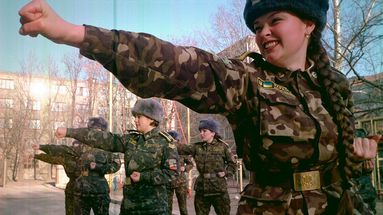 І навички рукупашного бою нашим жінкам-військовослужбовцям до снаги.