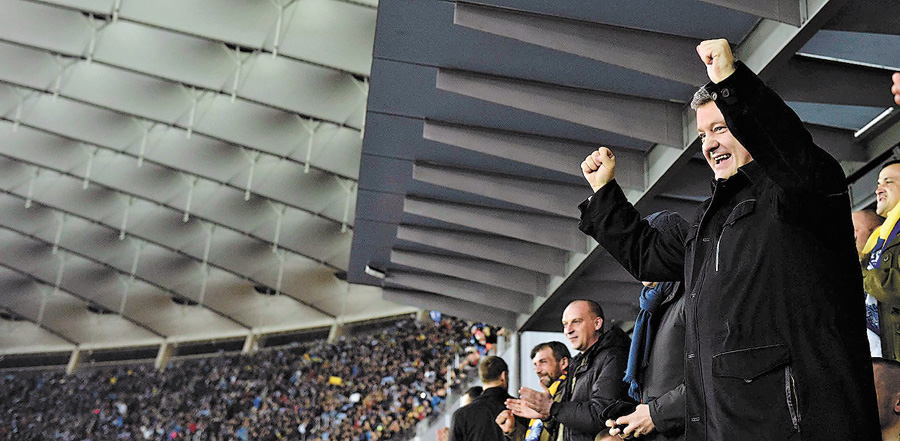 Петро Порошенко як уболівальник зі стажем знає, що атмосфера на трибунах здатна передаватися гравцям. Фото з сайту 112.ua