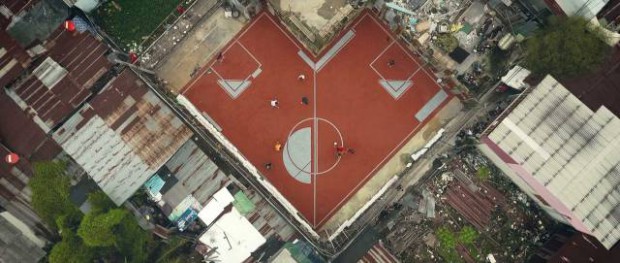 Футбольні поля неправильної форми від AP Thailand, які створюються на порожніх клаптиках землі в Бангкоку   