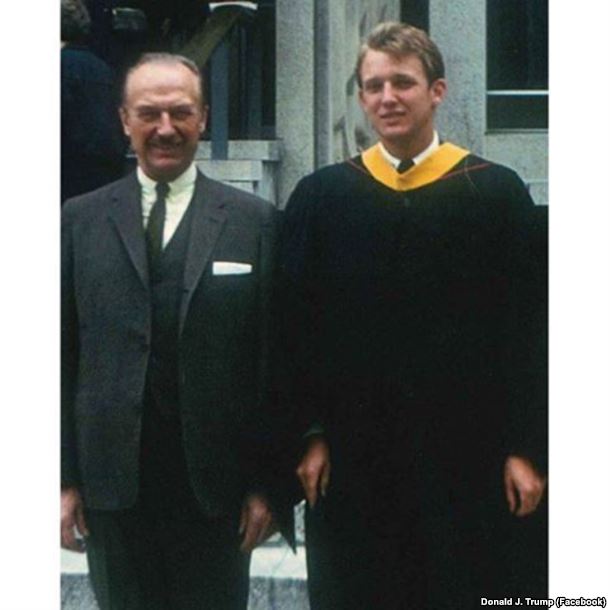 Дональд Трамп позує з батьком після закінчення Уортонської школи бізнесу в 1968 році