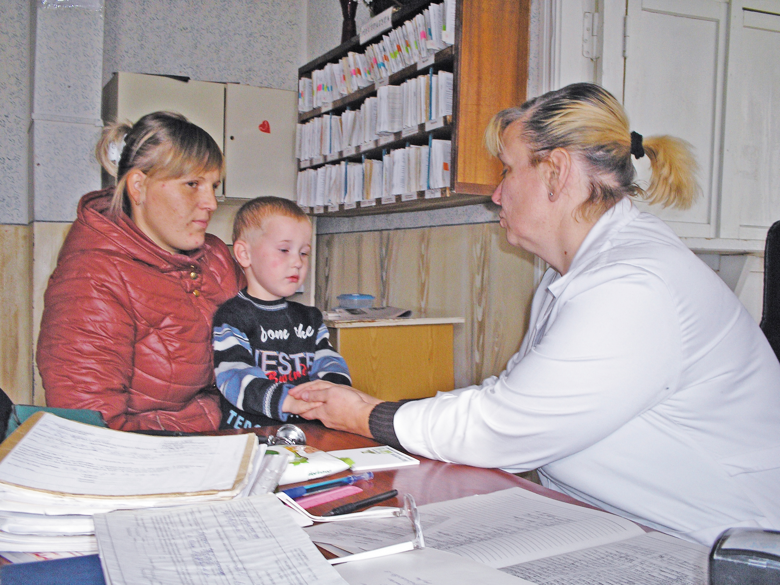 Обпалена чорнобильським вогнем Народиччина поступово відроджується, а народжені тут діти охоплені увагою і турботою медиків. Фото автора