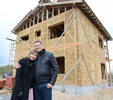 Переселенці з Донецька Дмитро та Наталія Колосовські будують собі новий дім на Київщині.