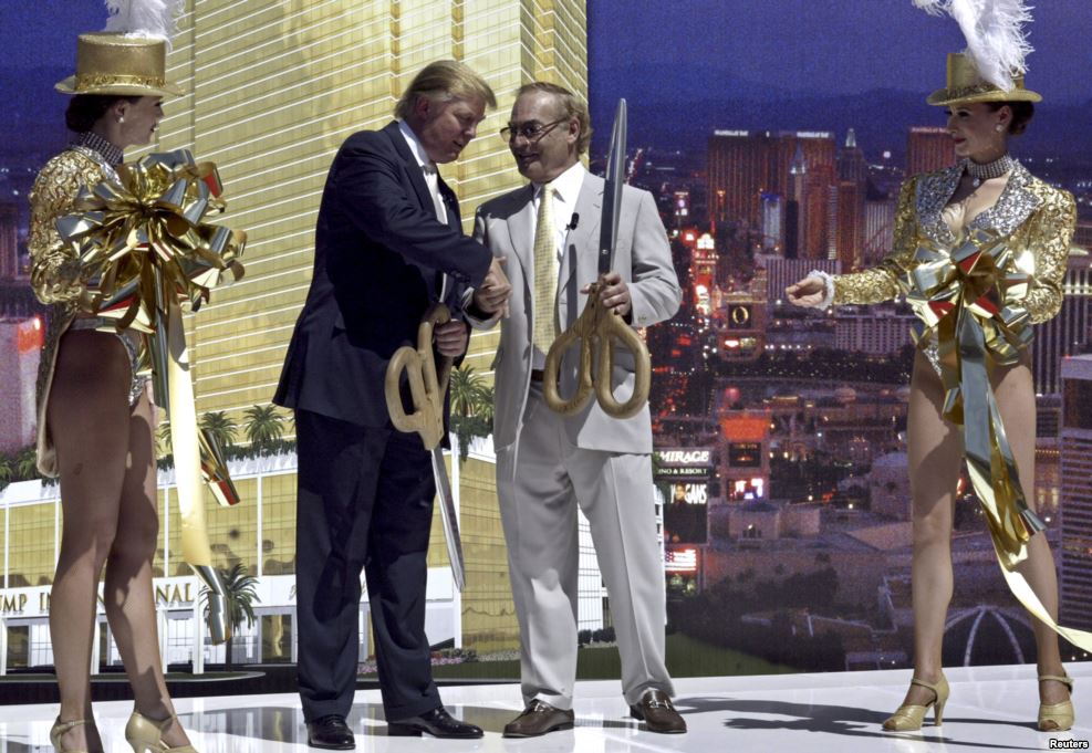 Церемонія презентації міжнародного готелю «Трамп» і вежі в Лас-Вегасі у 2005 році 