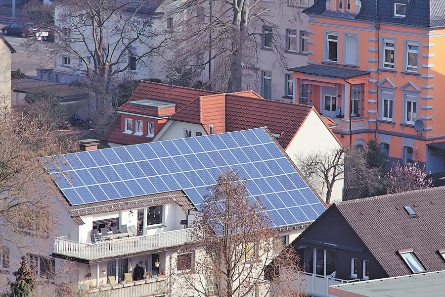 Це онячні панелі на даху будинку в Німеччині, де вже навчилися економити енергоресурси. Можливо, незабаром такі з’являться і в Харкові?  Фото Юрія САПОЖНІКОВА
