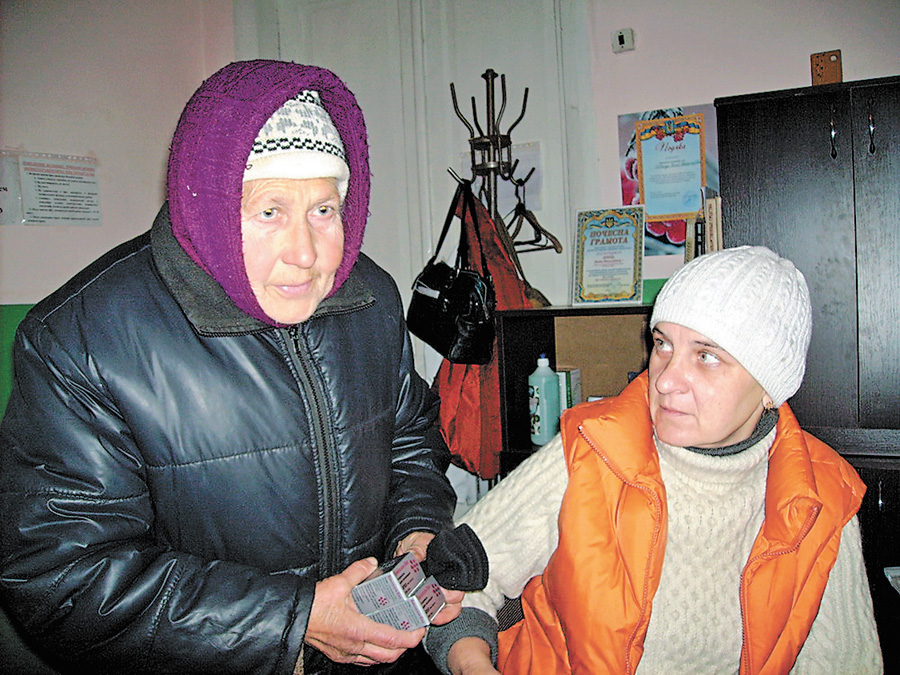 Тим, хто хворіє на астму, медсестра Лілія Швець (праворуч) видала безкоштовно ліки. Фото автора