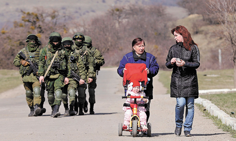 Нормальне мирне життя закінчилося на півострові навесні 2014 року. Фото з сайту day.kiev.ua