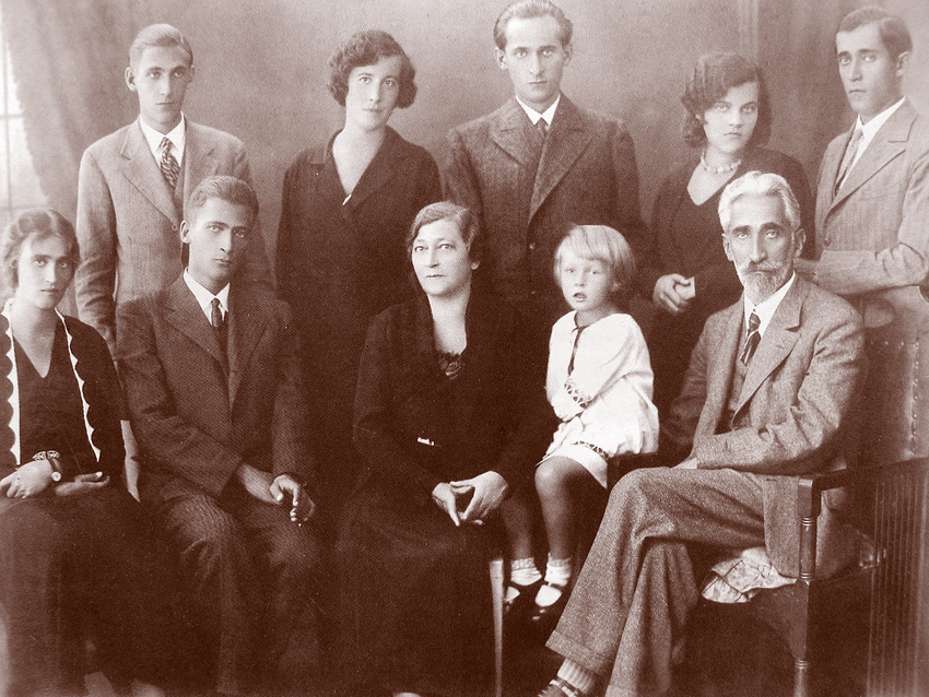 Ця світлина великої родини Крушельницьких, на якій Марія Степанівна (сидить у центрі) з чоловіком, донькою Володимирою (крайня ліворуч), синами, невістками і внучкою, — доказ цілеспрямованого винищення української інтелігенції в СРСР