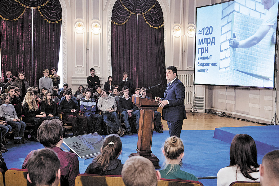Зустріч Прем’єра зі студентами КПІ стала цікавим практичним заняттям для всіх учасників. Фото з Урядового порталу